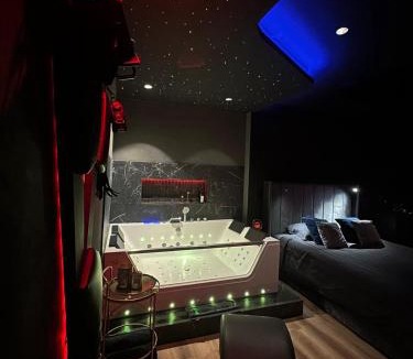 Bourg-Saint-Christophe Apartment | Love Room avec spa