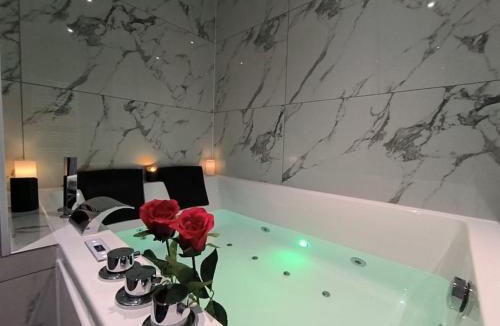 Montbrison Apartment | LOVE ROOM - Amour Chic et Intime