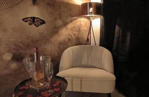 Montbrison Apartment | LOVE ROOM - Amour Chic et Intime