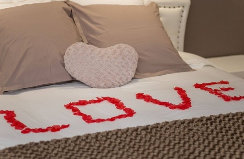 Bort-les-Orgues Bed & Breakfast | Love Room - Auvergne, Massif Central, at the Foot of the Volcanoes