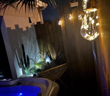 Robins Bay House | Love room