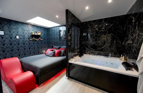 Aubie-et-Espessas Apartment | * Love Room jacuzzi *