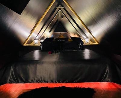 Peronne-en-Melantois Apartment | Love room l insolente