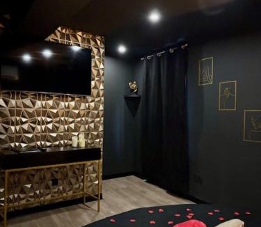 Limoux Apartment | Love Room L'instanté - "Suite L'intense"