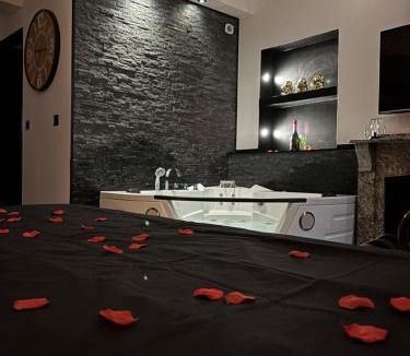 Limoux Apartment | Love Room L'instanté - Suite "L'élégante"