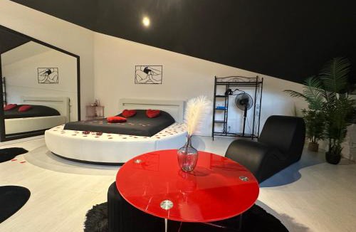 Bogny-sur-Meuse Apartment | Love Room La Crèche Romantique