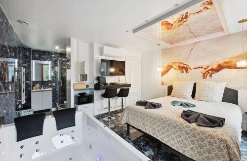 Corbeil-Essonnes Apartment | Love Room - La Création d'Adam avec Jacuzzi