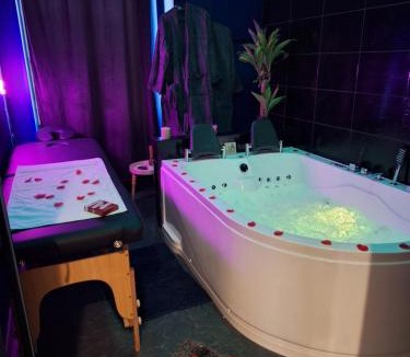 Conde-sur-Noireau Apartment | Love Room la Vida