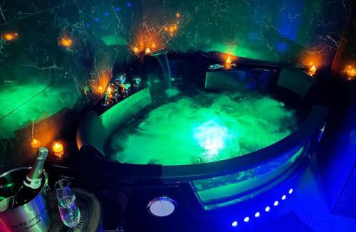 Chateau-Landon Apartment | Love Room Le Baroque/Jacuzzi/Sauna