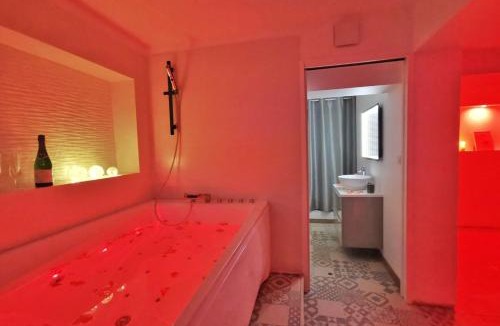 Villeneuve-de-la-Raho Apartment | Love Room Perpignan Jacuzzi & Ambiance romantique