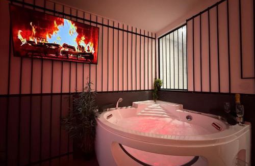 Souppes-sur-Loing Apartment | Love Room Prison & Balnéo La Suite Interdite