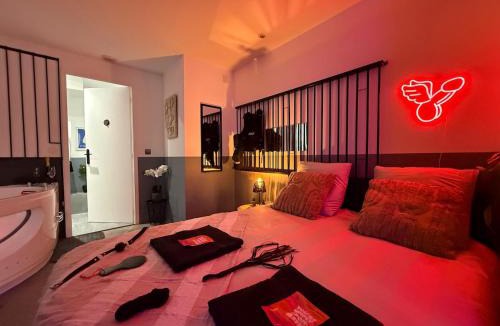 Souppes-sur-Loing Apartment | Love Room Prison & Balnéo La Suite Interdite