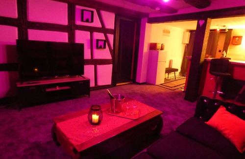 Barr Apartment | LOVE ROOM Red and black