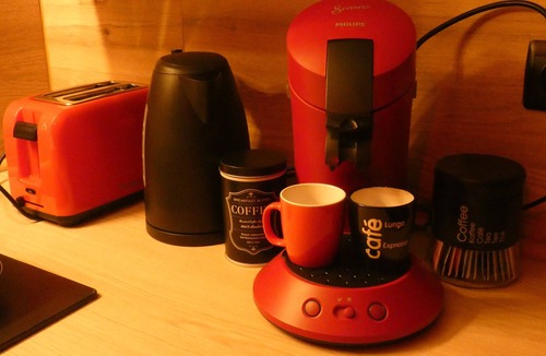 Barr Apartment | LOVE ROOM Red and black