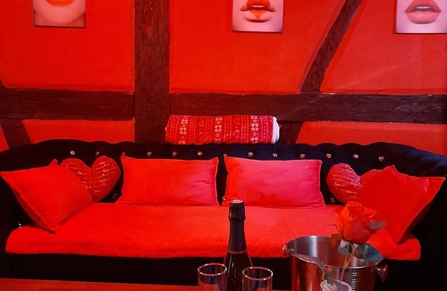 Barr Apartment | LOVE ROOM Red and black