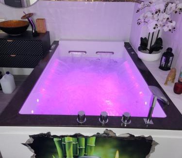 Saint-Assiscle Apartment | Love Room romantique avec Jacuzzi 2 places
