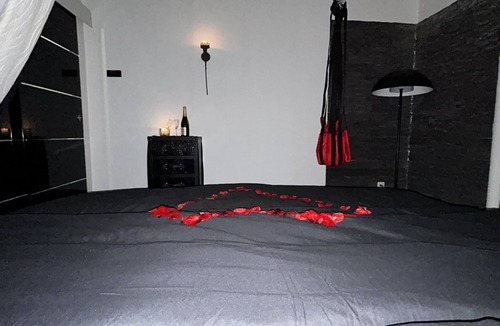Cagny House | Love Room, Suite Black and White Avec sa Balançoire