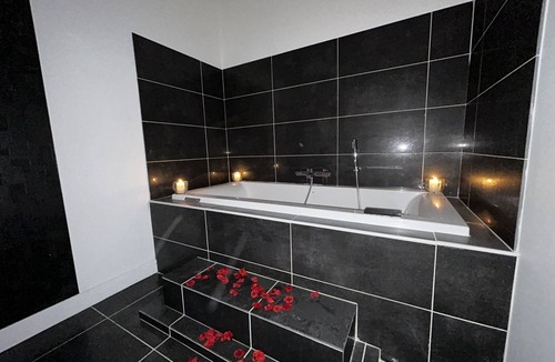 Cagny House | Love Room, Suite Black and White Avec sa Balançoire