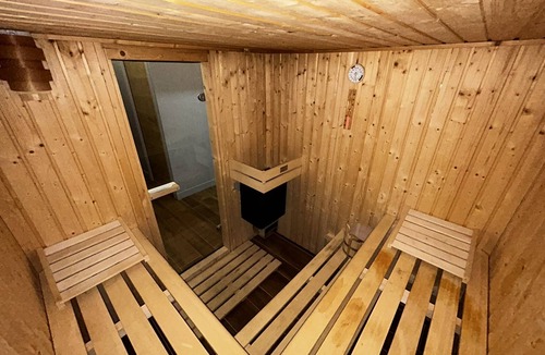 Cagny House | Love Room, Suite Black and White Avec sa Balançoire