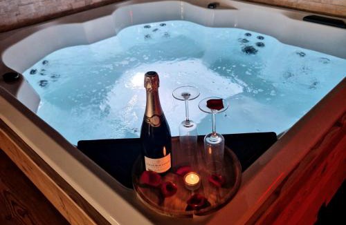 Ornans Apartment | Love Room Tentation