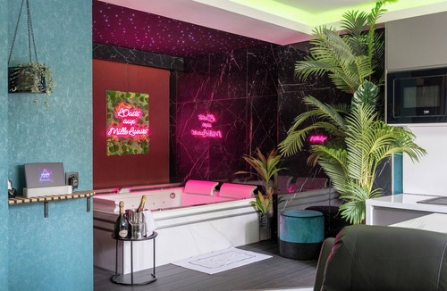 Le Busca Apartment | Love room Toulouse (luxury suite, private spa, massage seats.)