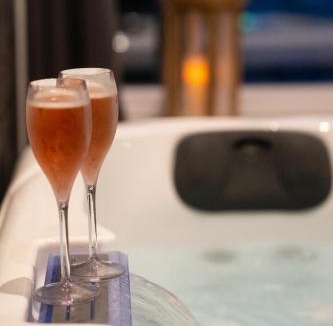 Chateau-Landon House | Love Room Une Pause à Deux - Jacuzzi - Chambre Secrète