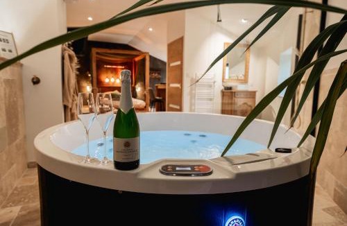 Nesmy Apartment | Love Room Vendée avec JACUZZI privatif