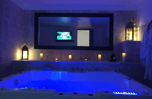 Massoins Bed & Breakfast | Love Room Villa Charlene