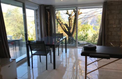 Massoins Bed & Breakfast | Love Room Villa Charlene