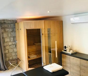 Massoins Bed & Breakfast | Love Room Villa Charlene