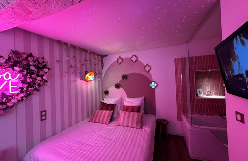 Pezenas Apartment | LOVE Room with spa & starry sky