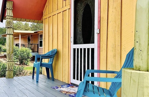 Kennard Cottage | LOVE SHACK! NEW HOT TUB, SOAKER TUB, KING BED, PINE TREES, EAST TEXAS STAY