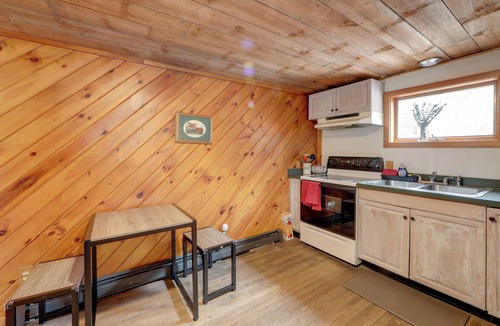 Remsen Cabin | Love Shack Retreat: Cabin w/Deck & Yard!