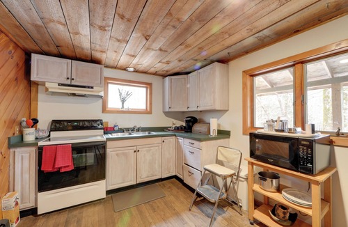 Remsen Cabin | Love Shack Retreat: Cabin w/Deck & Yard!
