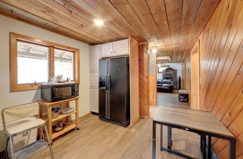 Remsen Cabin | Love Shack Retreat: Cabin w/Deck & Yard!