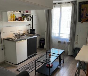 Quartier des Grandes-Carrieres Apartment | Love wins Montmartre