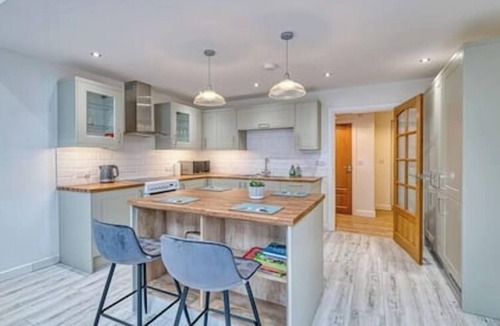 Guilden Sutton Apartment | Lovely 1 Bedroom Annex