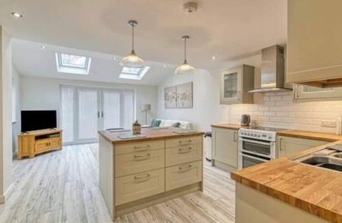 Guilden Sutton Apartment | Lovely 1 Bedroom Annex