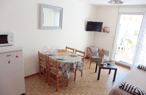 Sete Apartment | Lovely 1-bedroom flat 200m from beaches with terrace and parking