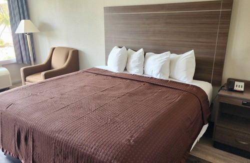 Seguin Hotel | Lovely 1-bedroom hotel with AC in soothing Seguin with options of one or two bed