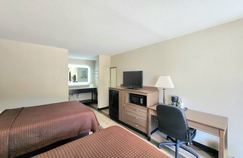 Seguin Hotel | Lovely 1-bedroom hotel with AC in soothing Seguin with options of one or two bed