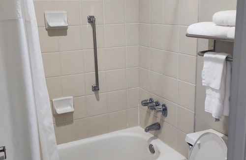 Seguin Hotel | Lovely 1-bedroom hotel with AC in soothing Seguin with options of one or two bed