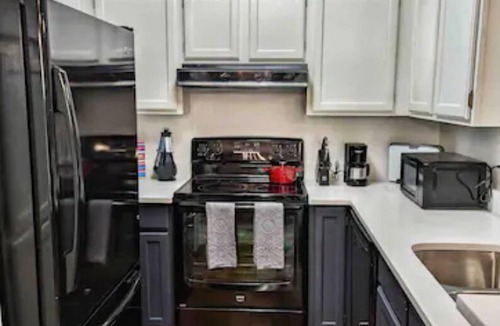 Medical Center District Apartment | Lovely 1-Bedroom Med Center Condo w/Pool Access