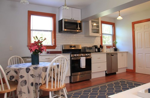 West of Town Cottage | LOVELY 1BD, 1BT Studio with backyard &BBQ