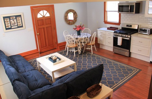 West of Town Cottage | LOVELY 1BD, 1BT Studio with backyard &BBQ