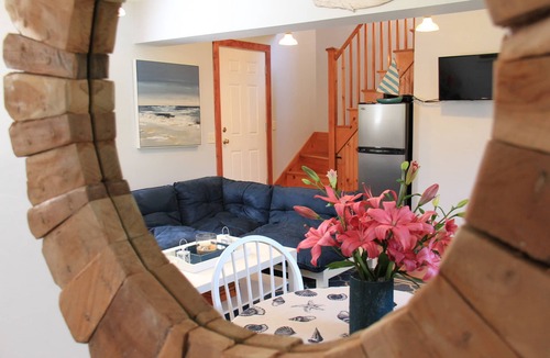 West of Town Cottage | LOVELY 1BD, 1BT Studio with backyard &BBQ