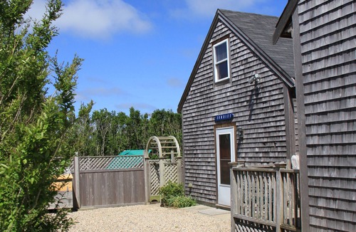 West of Town Cottage | LOVELY 1BD, 1BT Studio with backyard &BBQ