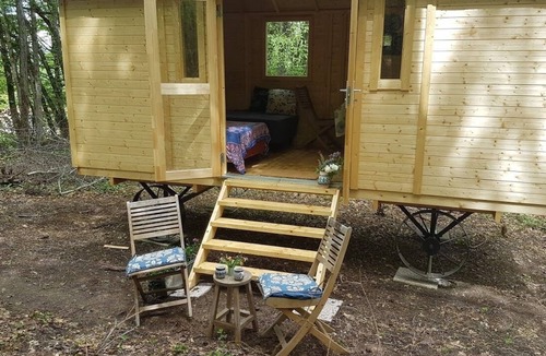 Sougeres-en-Puisaye Cabin | Lovely 2-Bed shepherds hut in a Forest