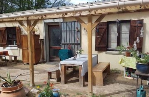 Sougeres-en-Puisaye Cabin | Lovely 2-Bed shepherds hut in a Forest