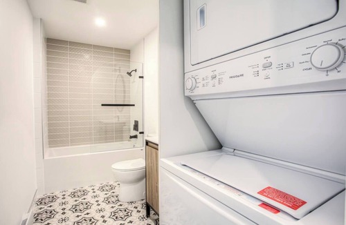 Pointe-Saint-Charles Apartment | Lovely 2 BDRs renovated condo near DT, metro